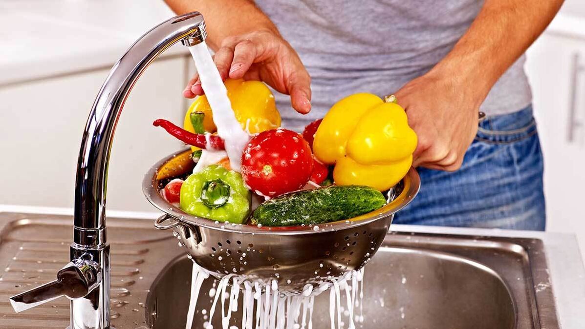 πλύσιμο λαχανικών για την πρόληψη της μόλυνσης από παράσιτα